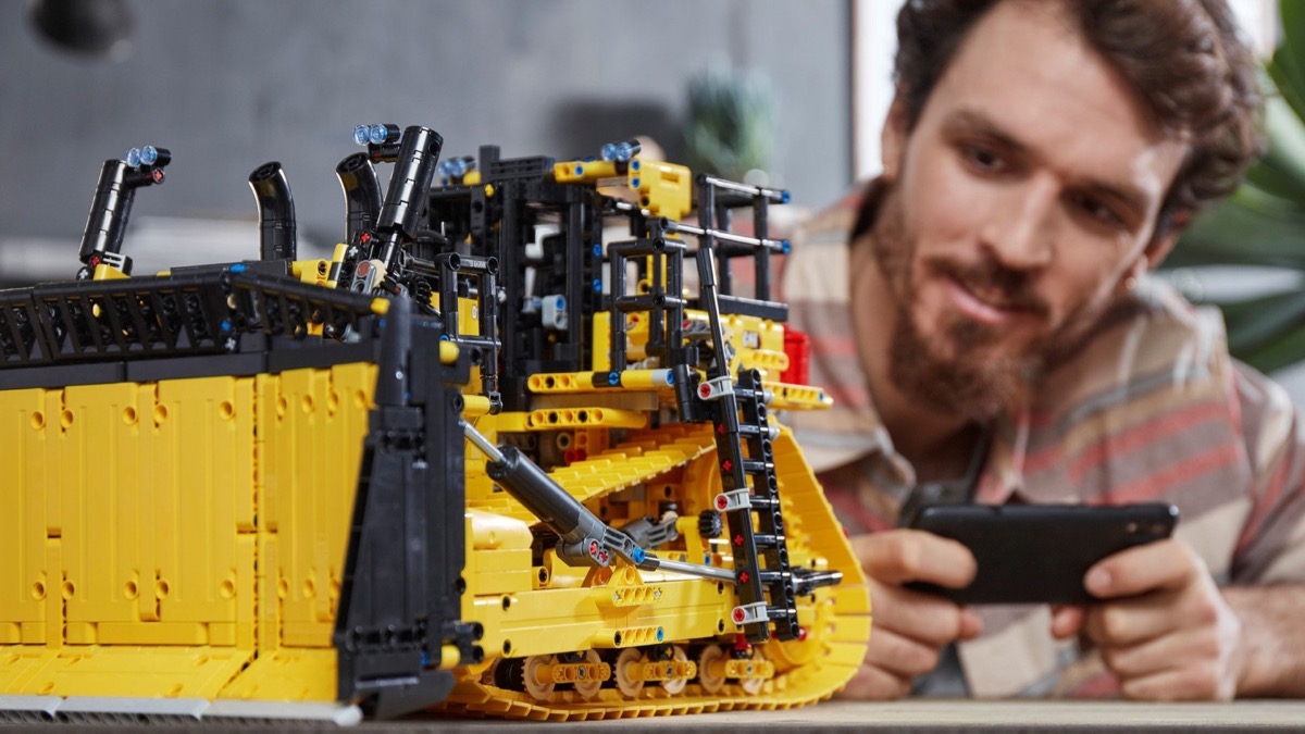 Nearly a third off LEGO Technic 42131 App-Controlled Cat D11 Bulldozer at Zavvi