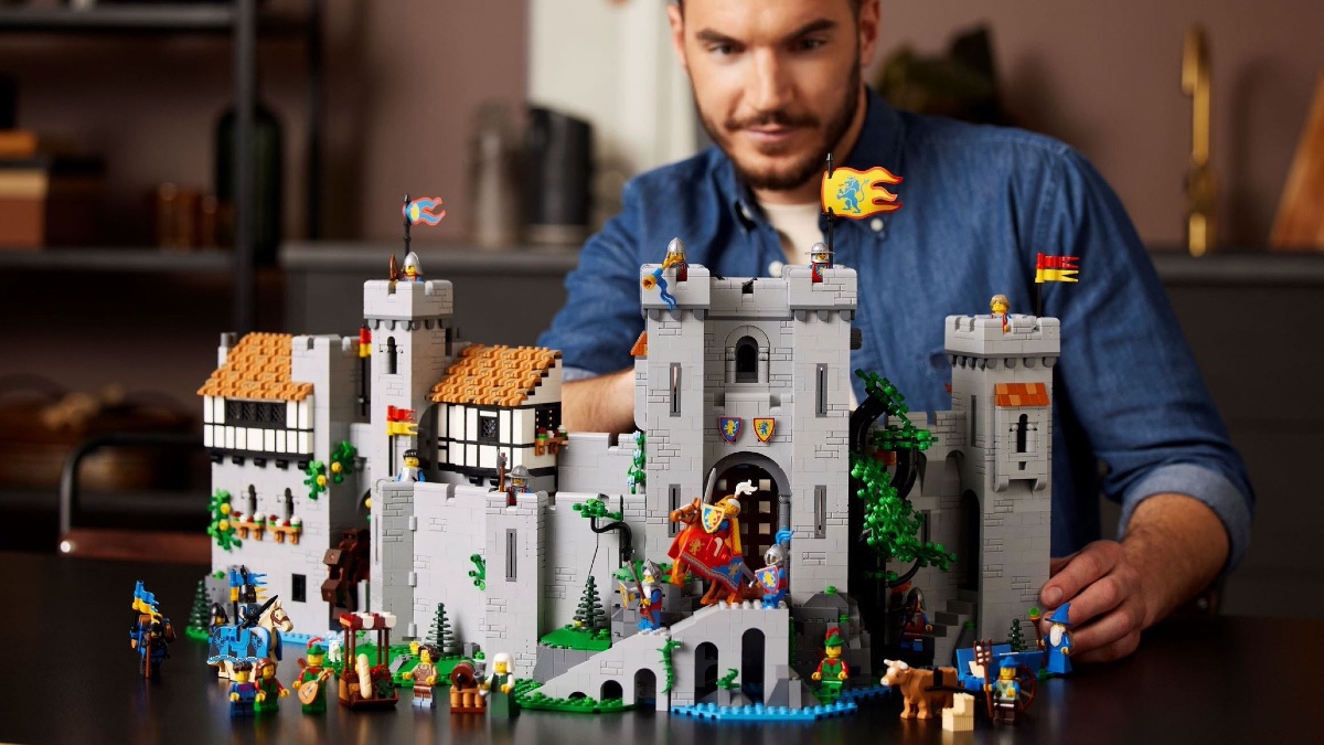 WATCH: LEGO ICONS 10305 Lion Knights’ Castle is weaponised nostalgia