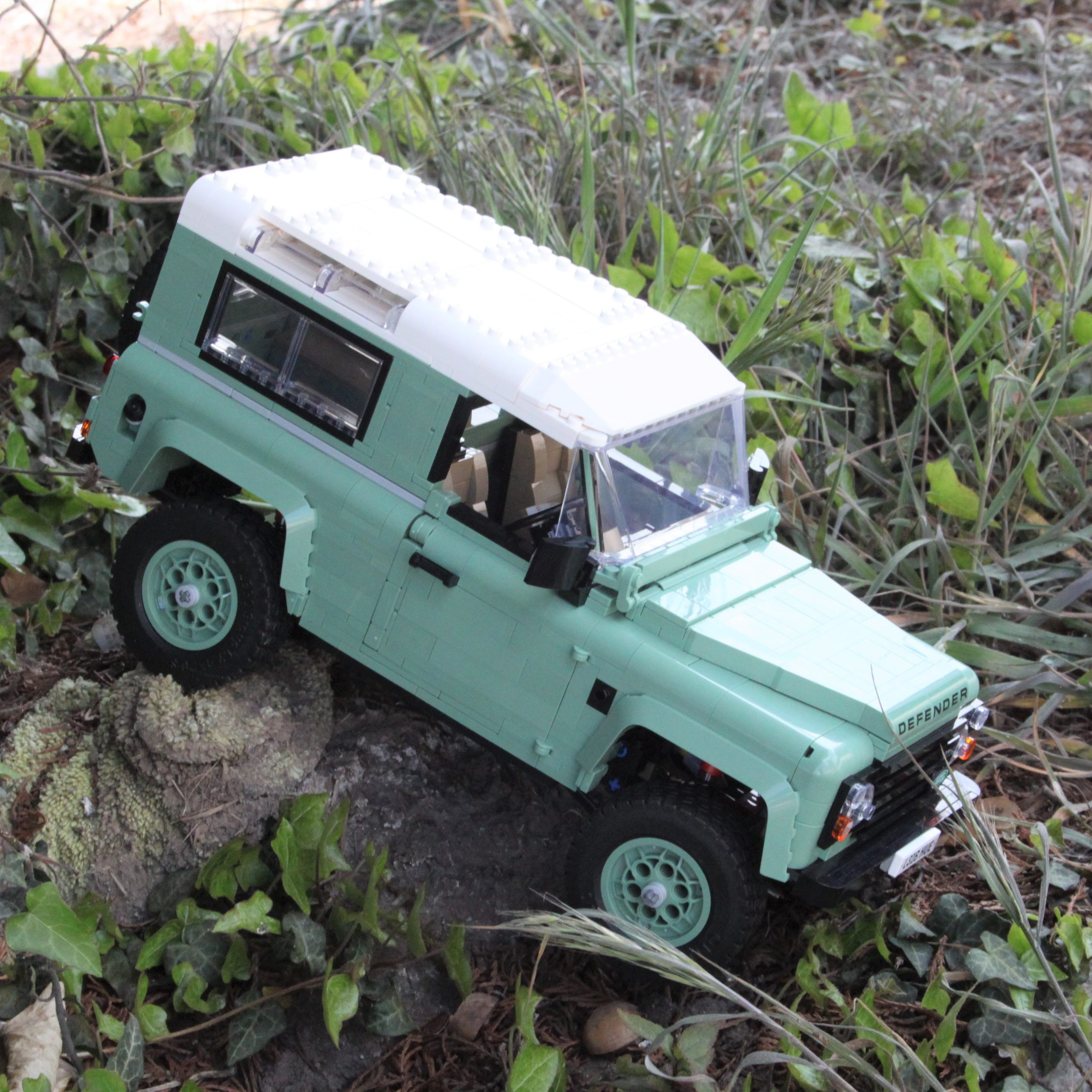 LEGO ICONS 10317 LAND ROVER CLASSIC DEFENDER 90 review outside 35 scaled