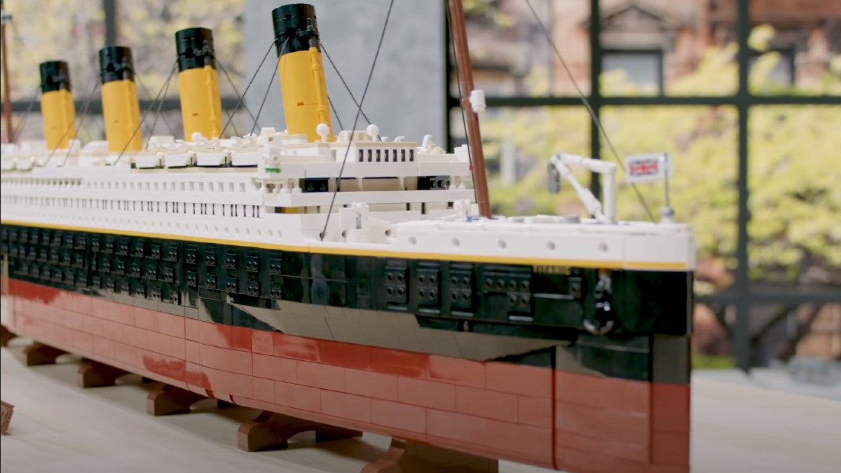 10294 Titanic sails back to LEGO.com in the US